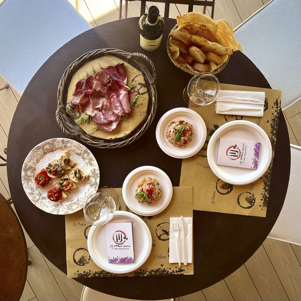 Tavolo della degustazione Top con salumi, crostini e specialità toscane visto dall'alto